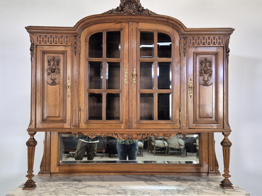 Buffet de style Louis XVI en noyer