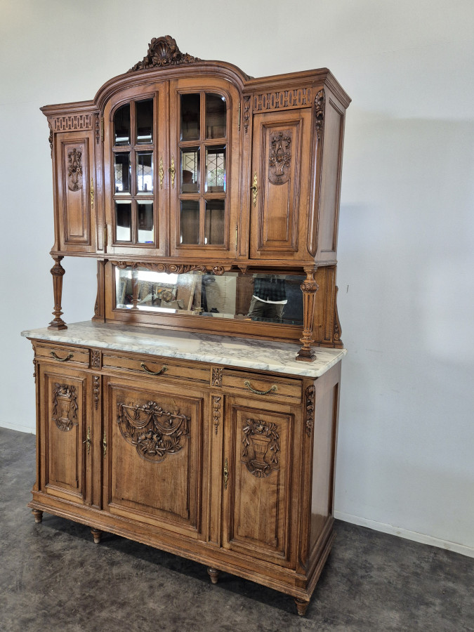 Buffet de style Louis XVI en noyer