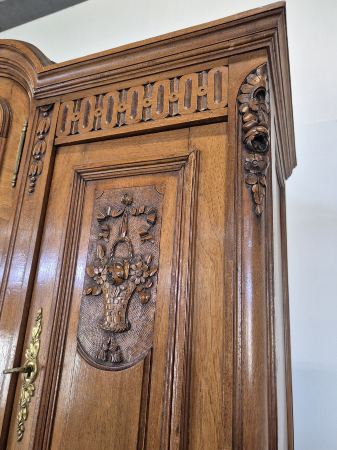Buffet de style Louis XVI en noyer