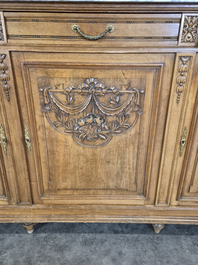 Buffet de style Louis XVI en noyer