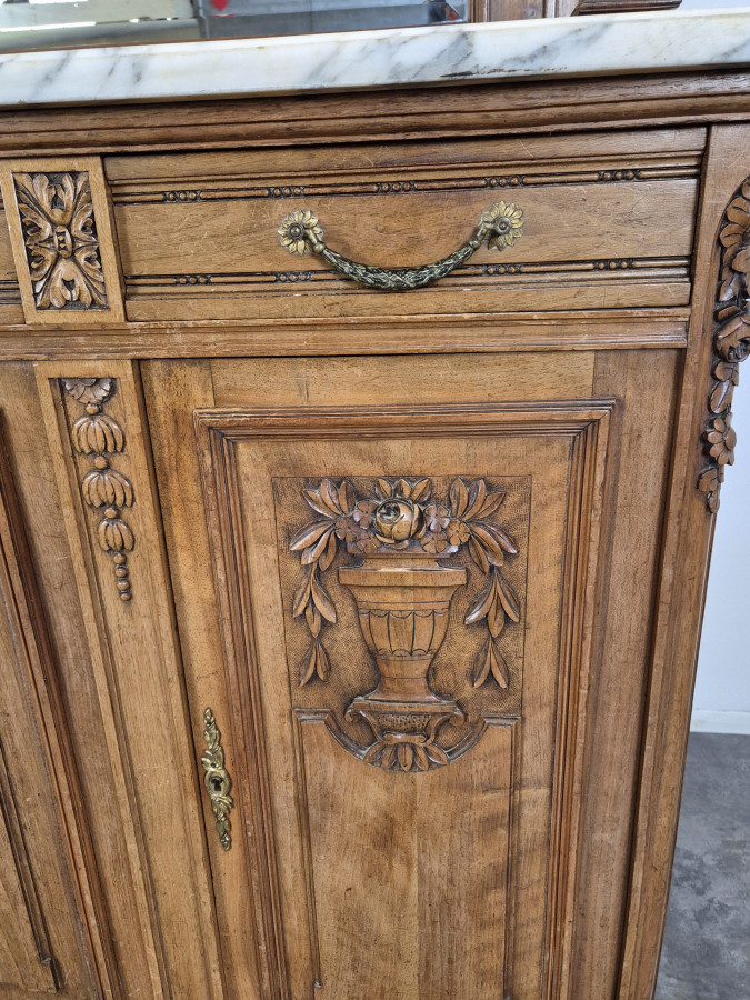 Buffet de style Louis XVI en noyer