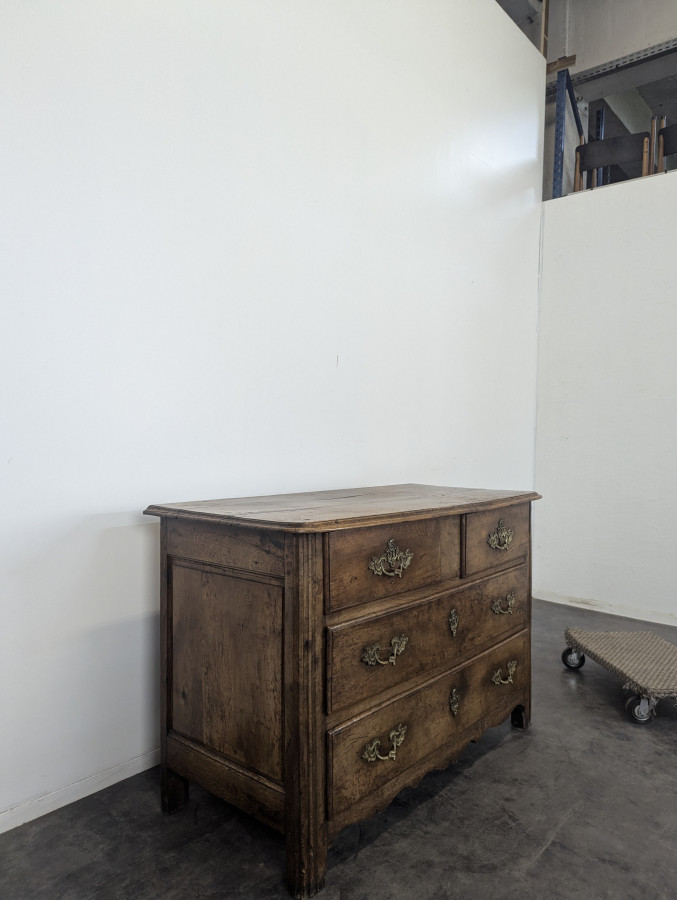 Commode en Noyer massif époque XVIII ème