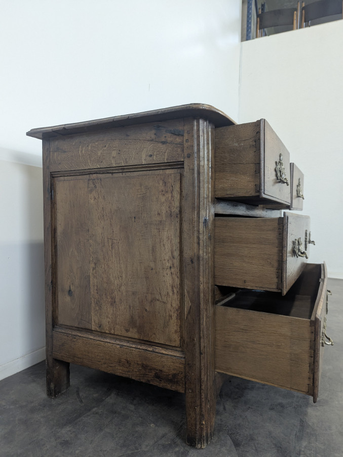 Commode en Noyer massif époque XVIII ème