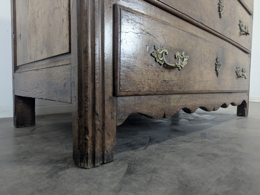 Commode en Noyer massif époque XVIII ème