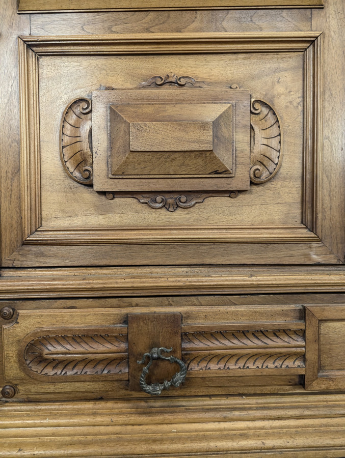 Bibliothèque de style Henri II en noyer