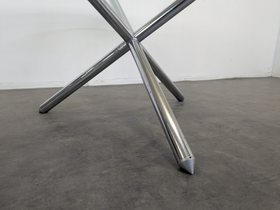 Table en verre piétement en alluminium design Italien
