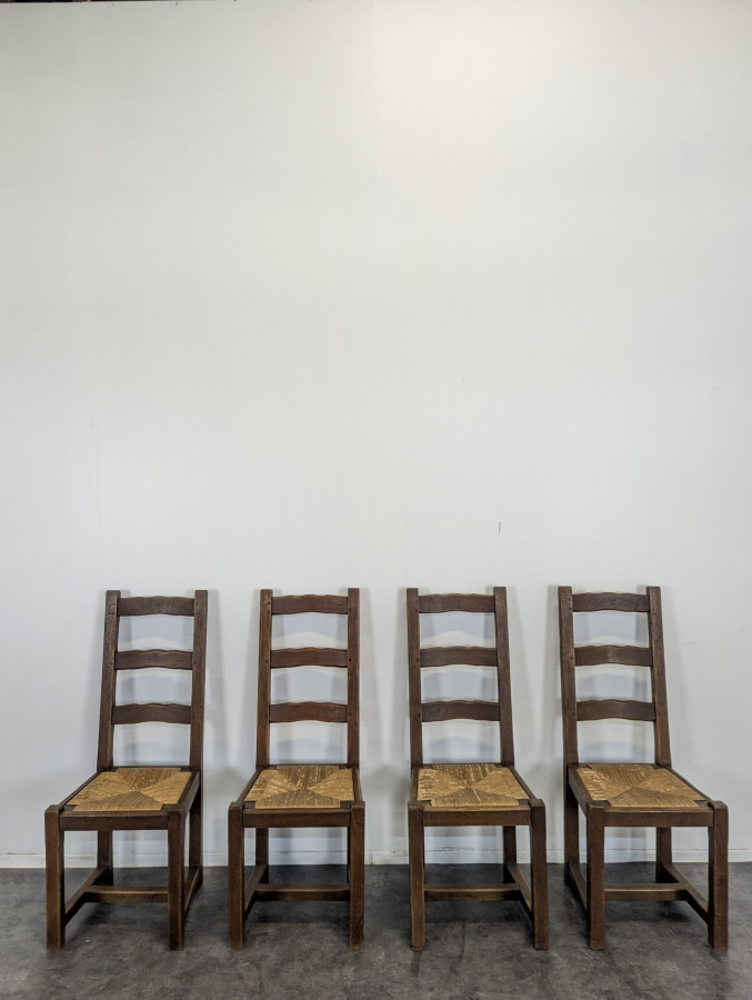 Série de 4 chaises rustiques en chêne assises paillées