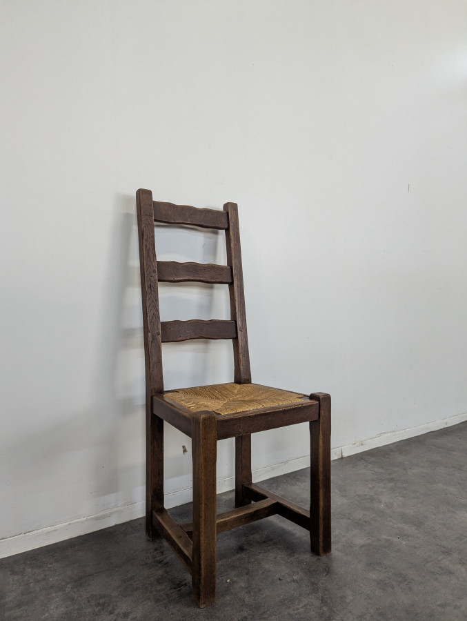 Série de 4 chaises rustiques en chêne assises paillées