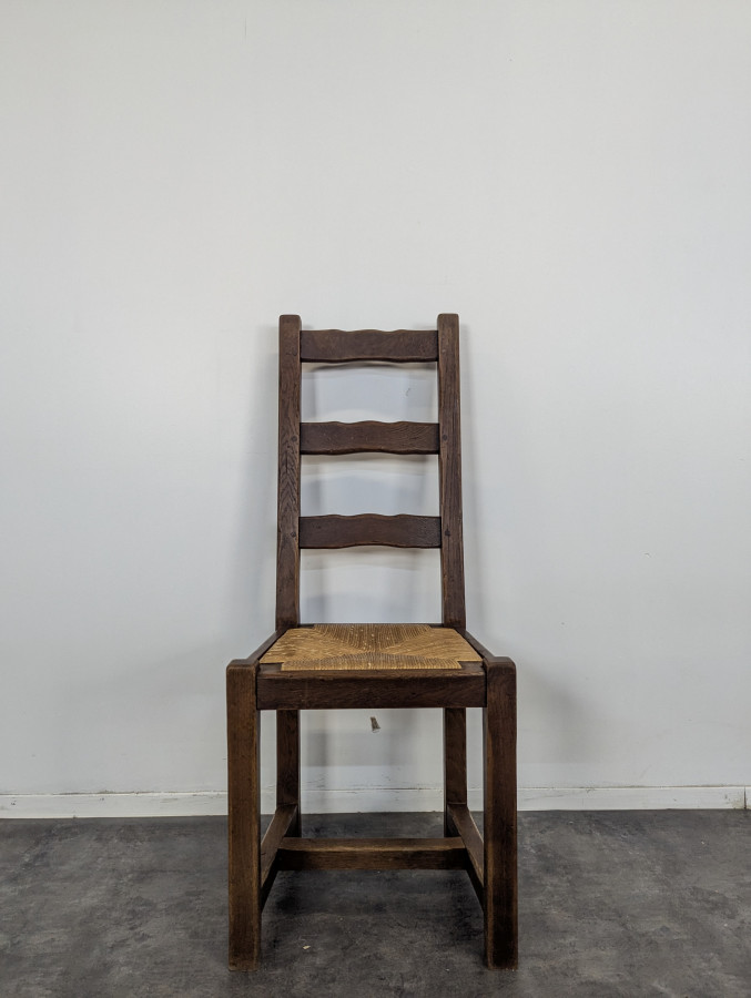 Série de 4 chaises rustiques en chêne assises paillées