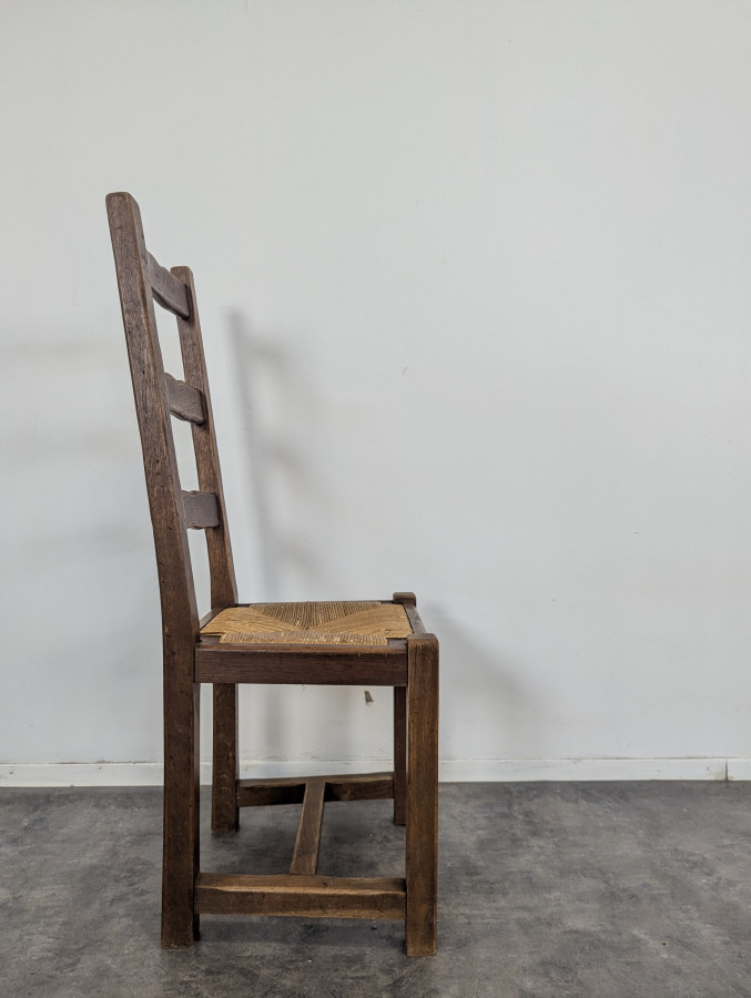 Série de 4 chaises rustiques en chêne assises paillées