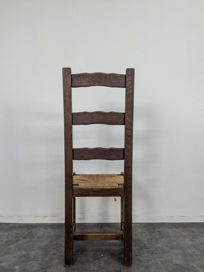 Série de 4 chaises rustiques en chêne assises paillées