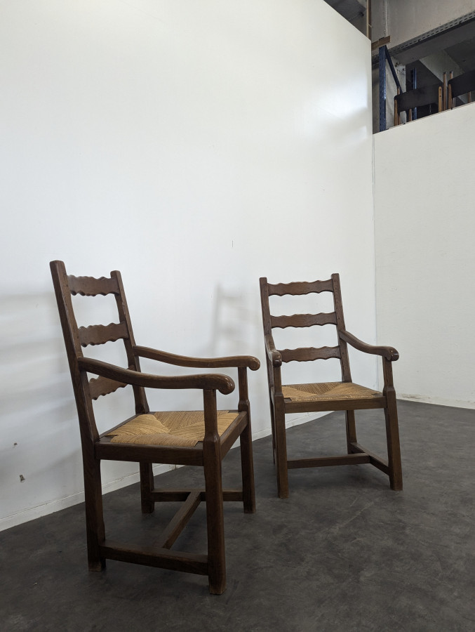 Paire de fauteuils rustiques en chêne assises paillées