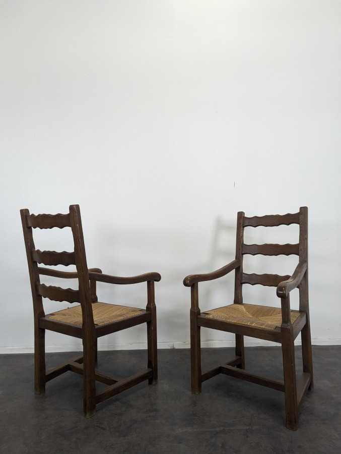 Paire de fauteuils rustiques en chêne assises paillées