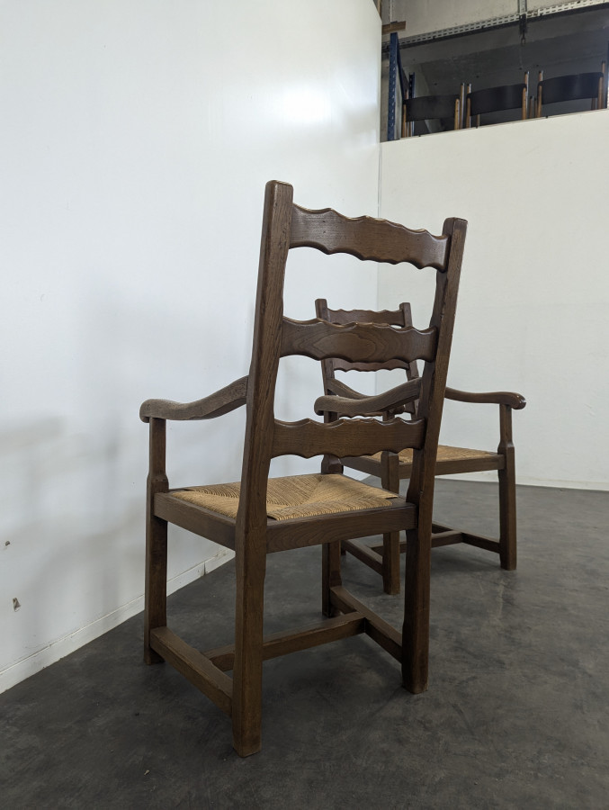 Paire de fauteuils rustiques en chêne assises paillées