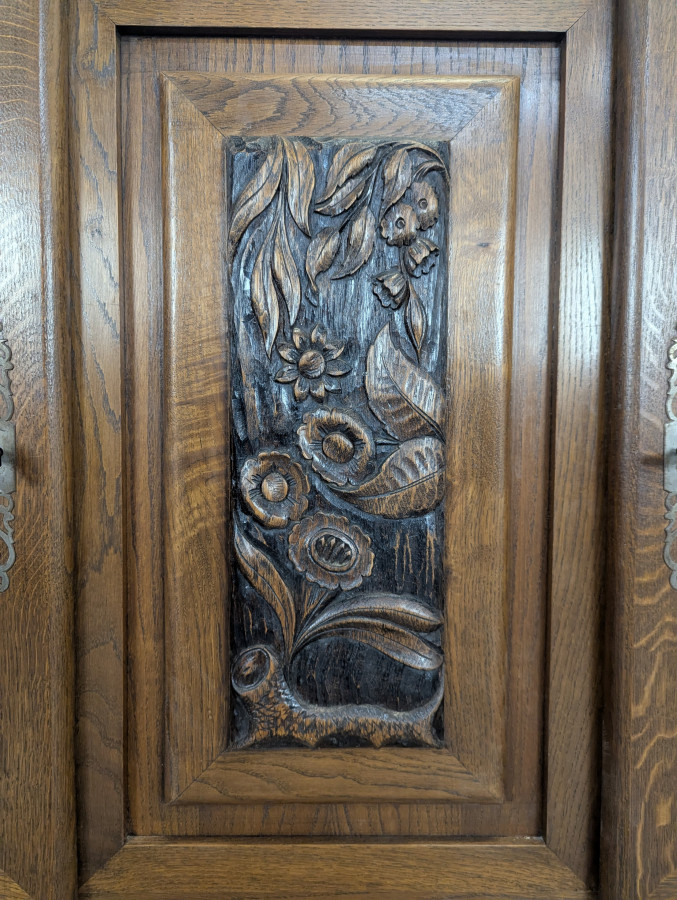 Buffet en chêne attribué à Charles Dudouyt