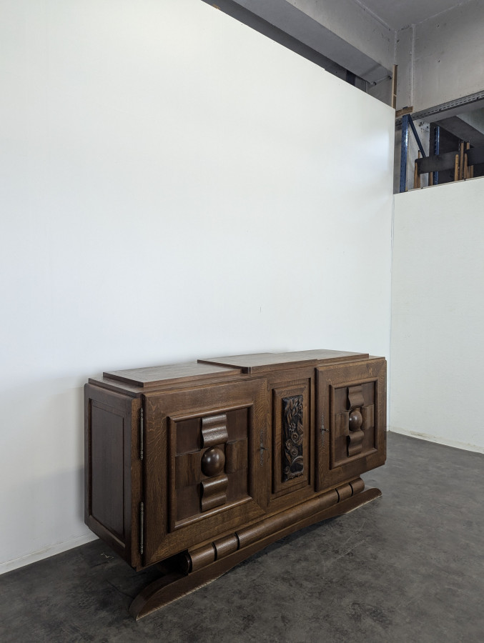 Buffet en chêne attribué à Charles Dudouyt
