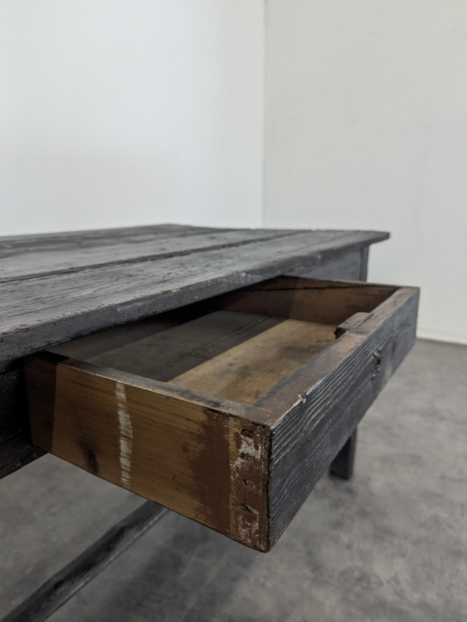 Table de ferme en bois noirci façon Yakisugi