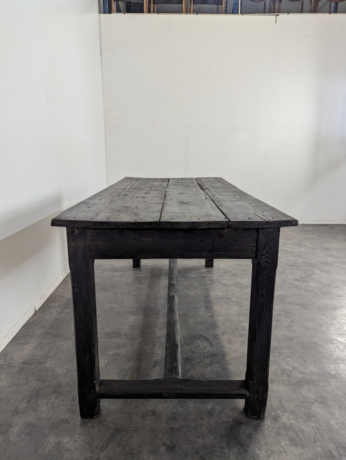 Table de ferme en bois noirci façon Yakisugi