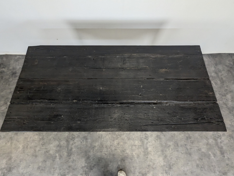 Table de ferme en bois noirci façon Yakisugi