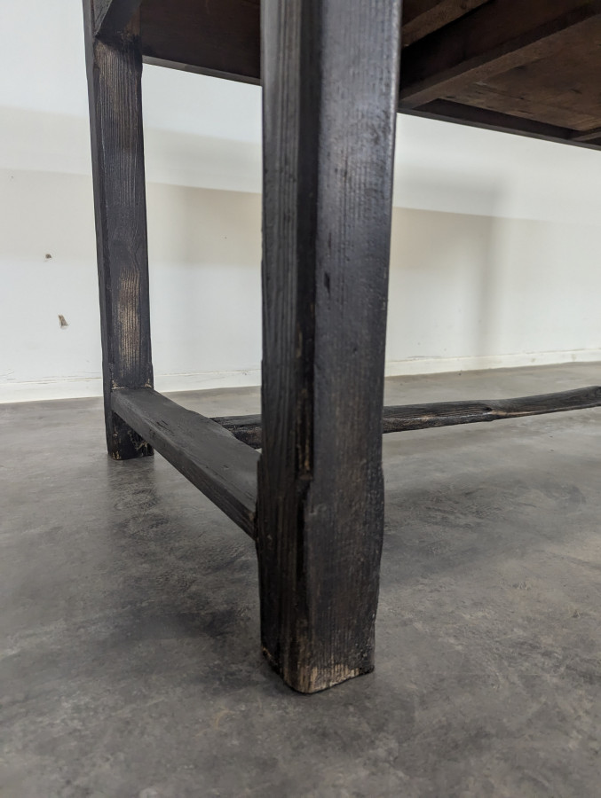 Table de ferme en bois noirci façon Yakisugi