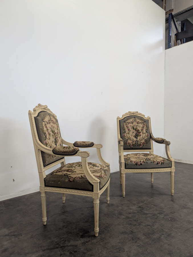 Paire de fauteuils de style Louis XVI