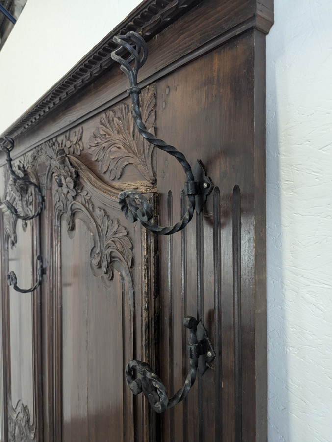 Grand porte manteau ou façade d'amoire normande