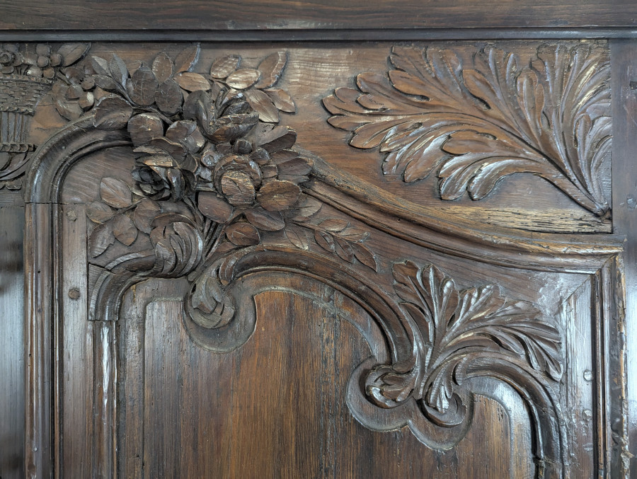 Grand porte manteau ou façade d'amoire normande