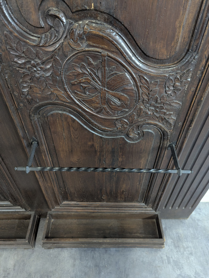 Grand porte manteau ou façade d'amoire normande