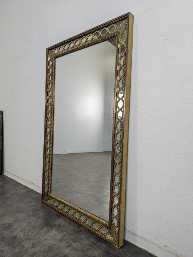 Miroir à parecloses en stuc et bois doré