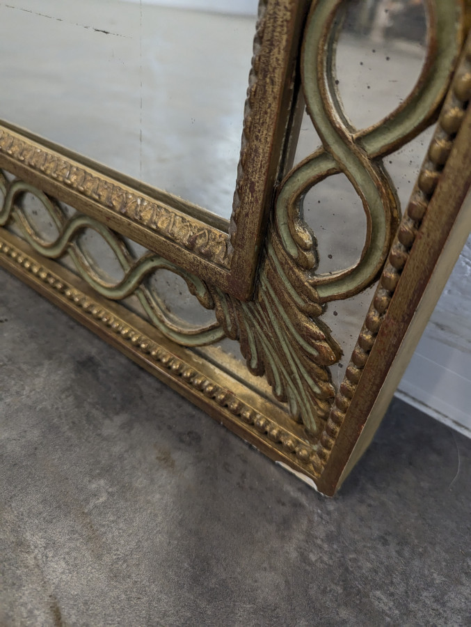 Miroir à parecloses en stuc et bois doré
