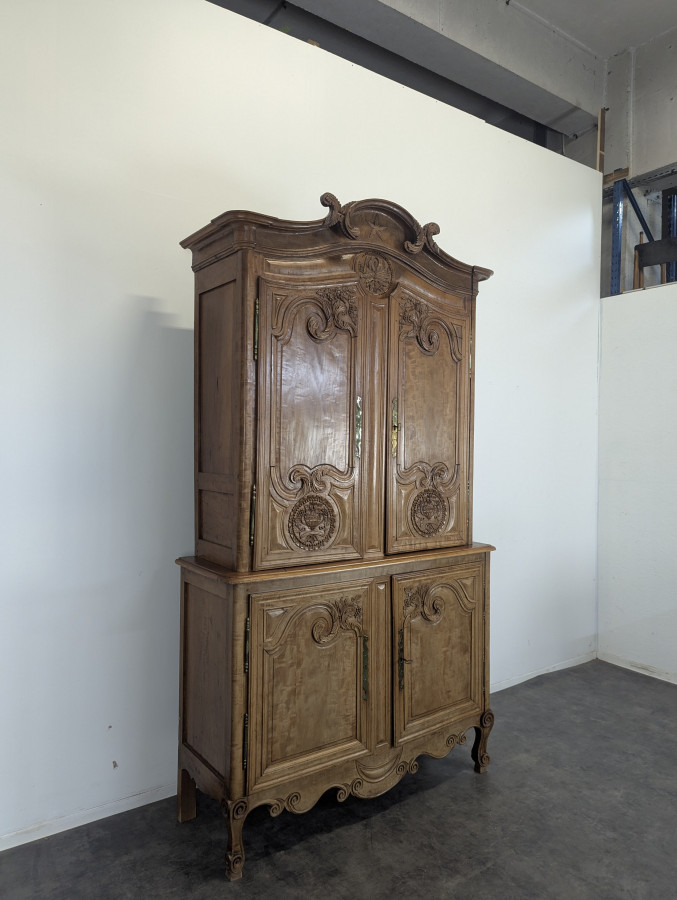 Buffet cauchois en bois de pommier sculptures en creux