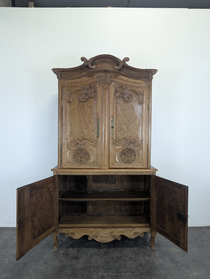 Buffet cauchois en bois de pommier sculptures en creux