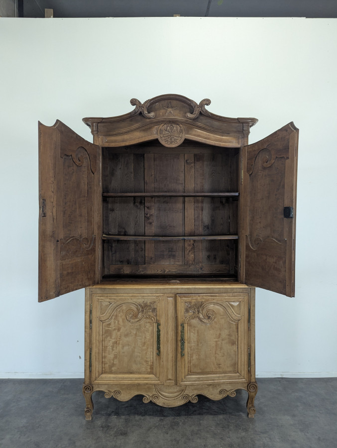 Buffet cauchois en bois de pommier sculptures en creux
