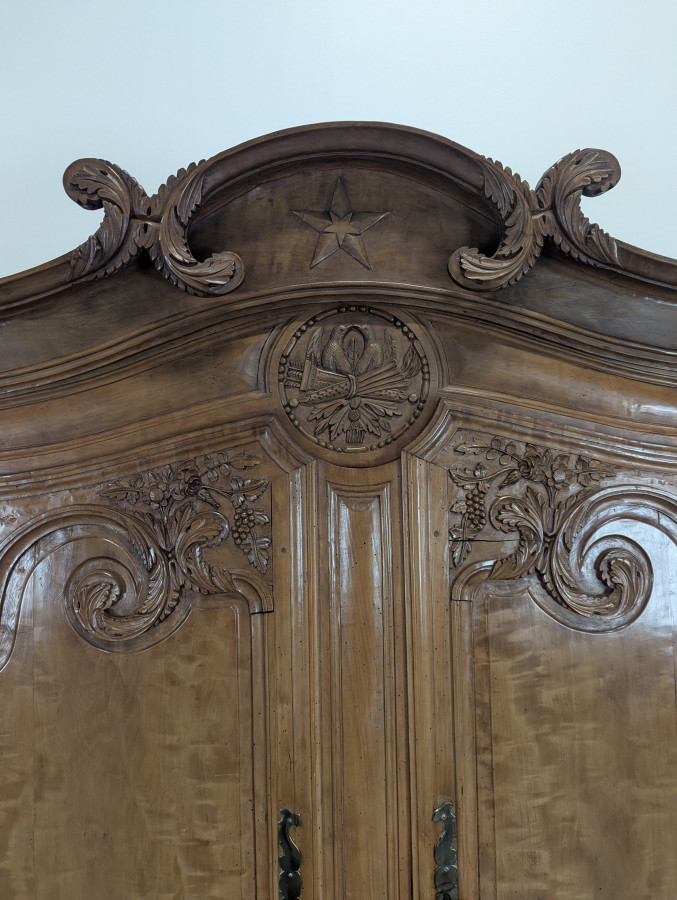 Buffet cauchois en bois de pommier sculptures en creux