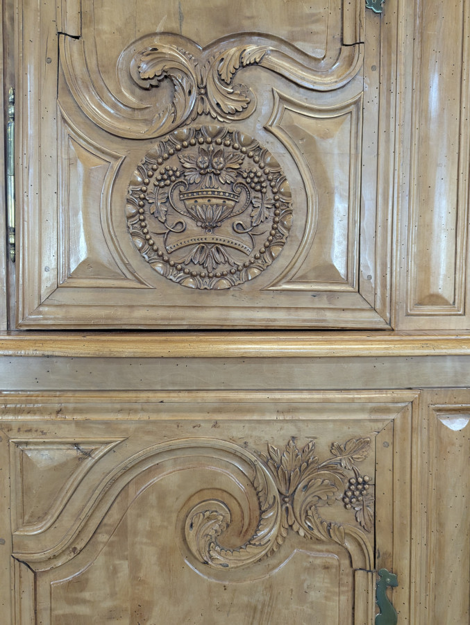 Buffet cauchois en bois de pommier sculptures en creux