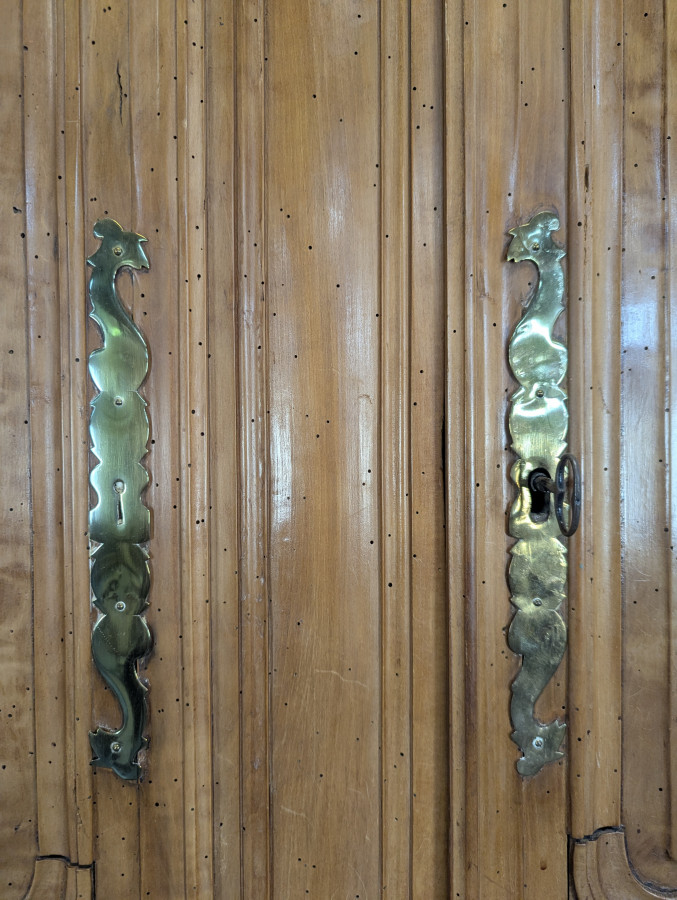 Buffet cauchois en bois de pommier sculptures en creux