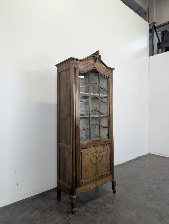 Vitrine de style Louis XV en bois naturel