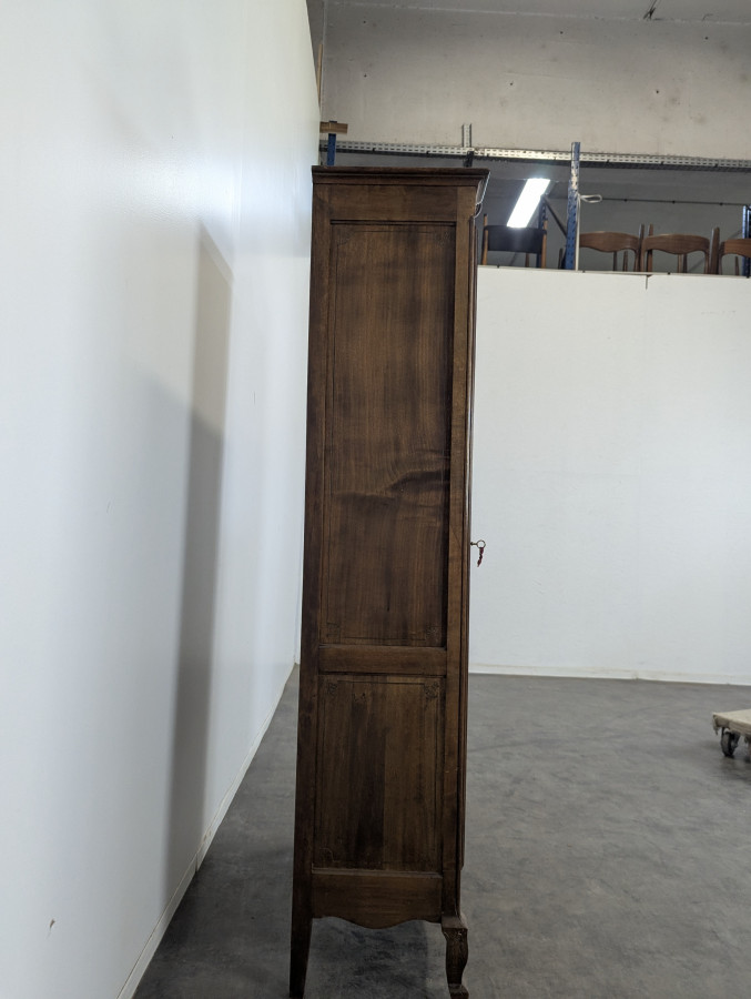 Vitrine de style Louis XV en bois naturel