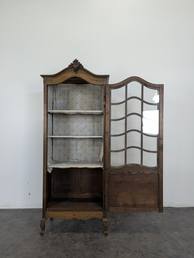 Vitrine de style Louis XV en bois naturel