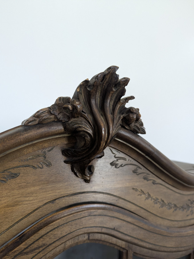 Vitrine de style Louis XV en bois naturel