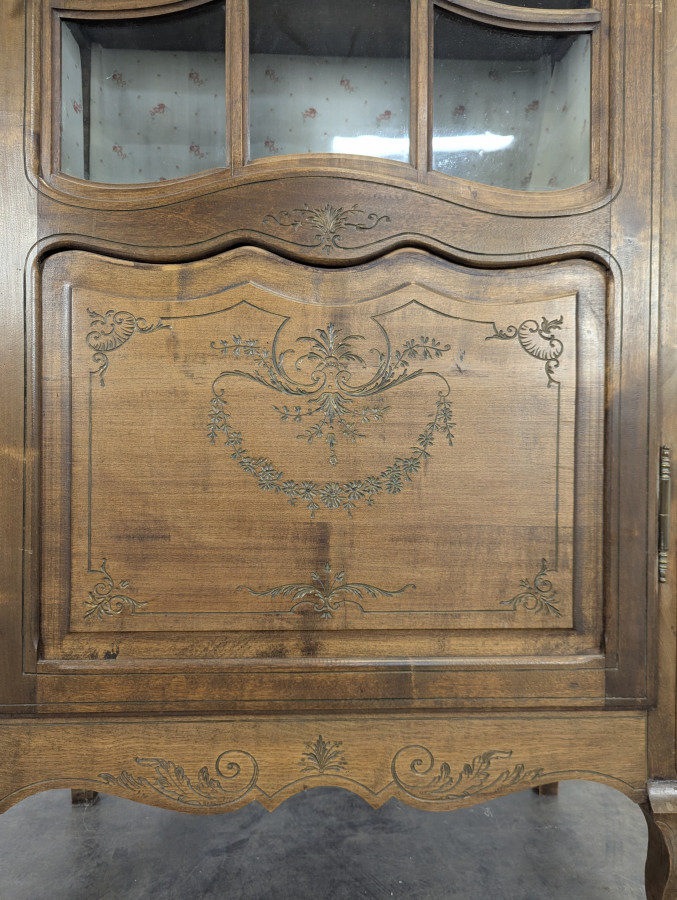 Vitrine de style Louis XV en bois naturel