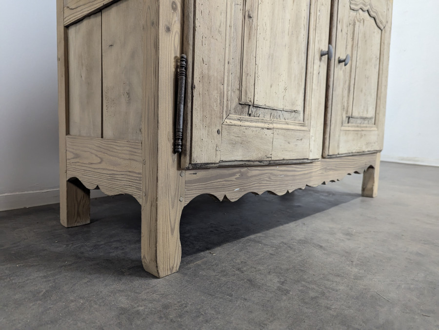 Buffet rustique en pin massif décapé