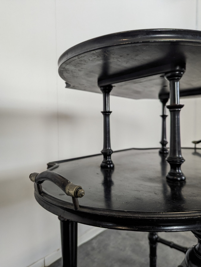 Table à thé en bois noirci époque Napoléon III