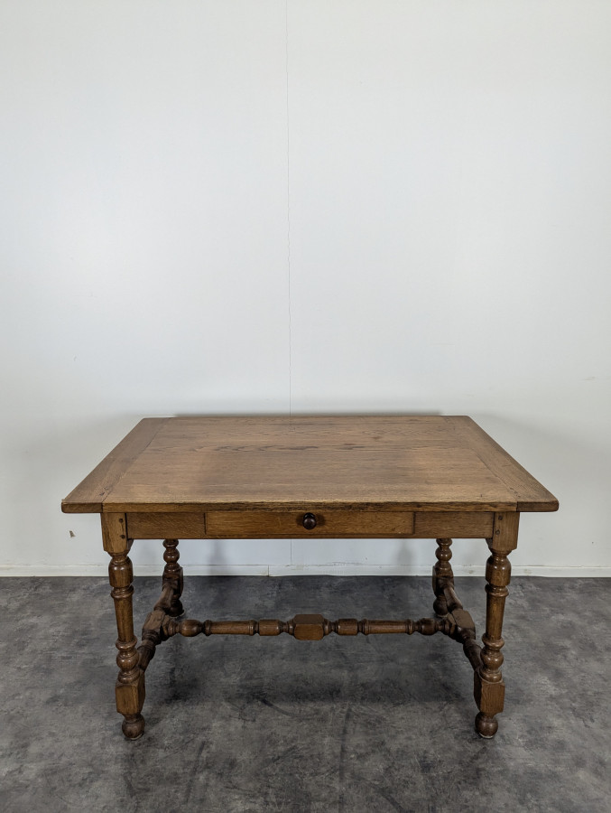 Table de style Louis XIII en chêne