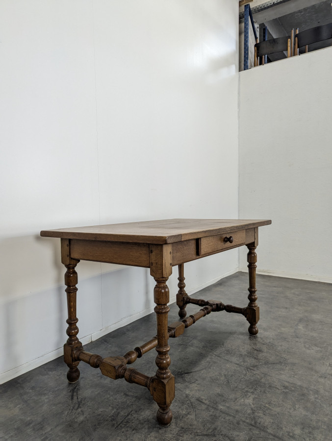 Table de style Louis XIII en chêne