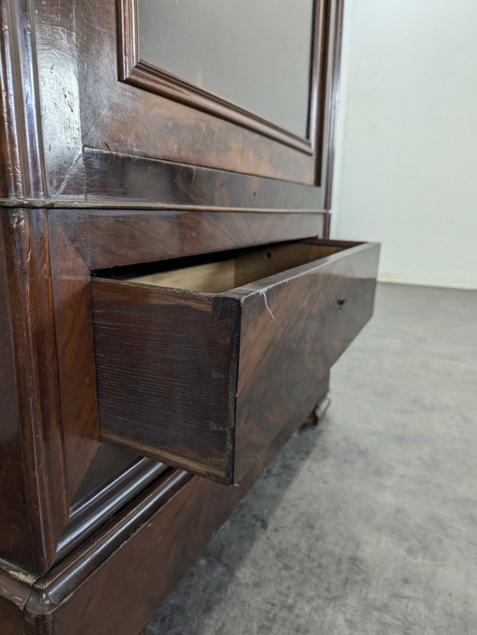 Armoire vitrée d'époque Louis Philippe en Acajou flammé