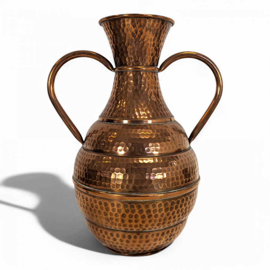 Potiche ou vase en cuivre martelé