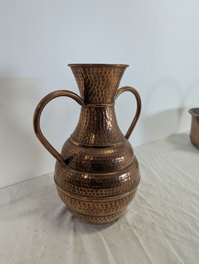 Potiche ou vase en cuivre martelé
