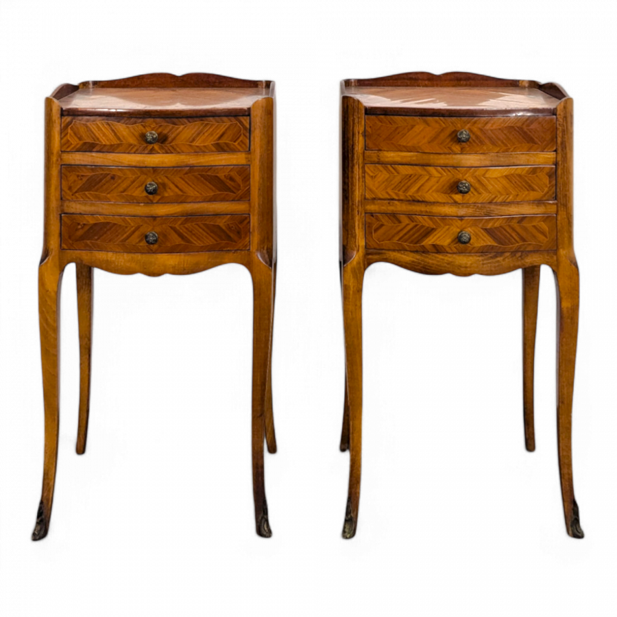 Paire de chevet de style Régence en marqueterie de bois de rose