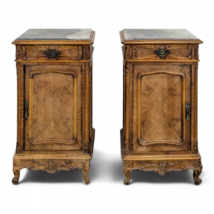 Paire de chevets de style Louis XV en Noyer